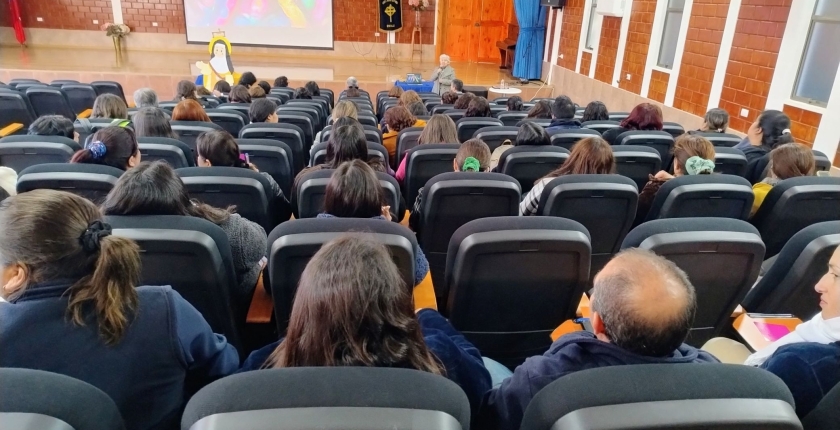 Realizan 4° Reunión mensual del Plan de Competencias Profesionales en el colegio